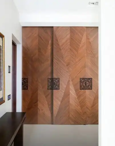  Intarsia tehnikaga dekoreeritud omanäolised uksed.